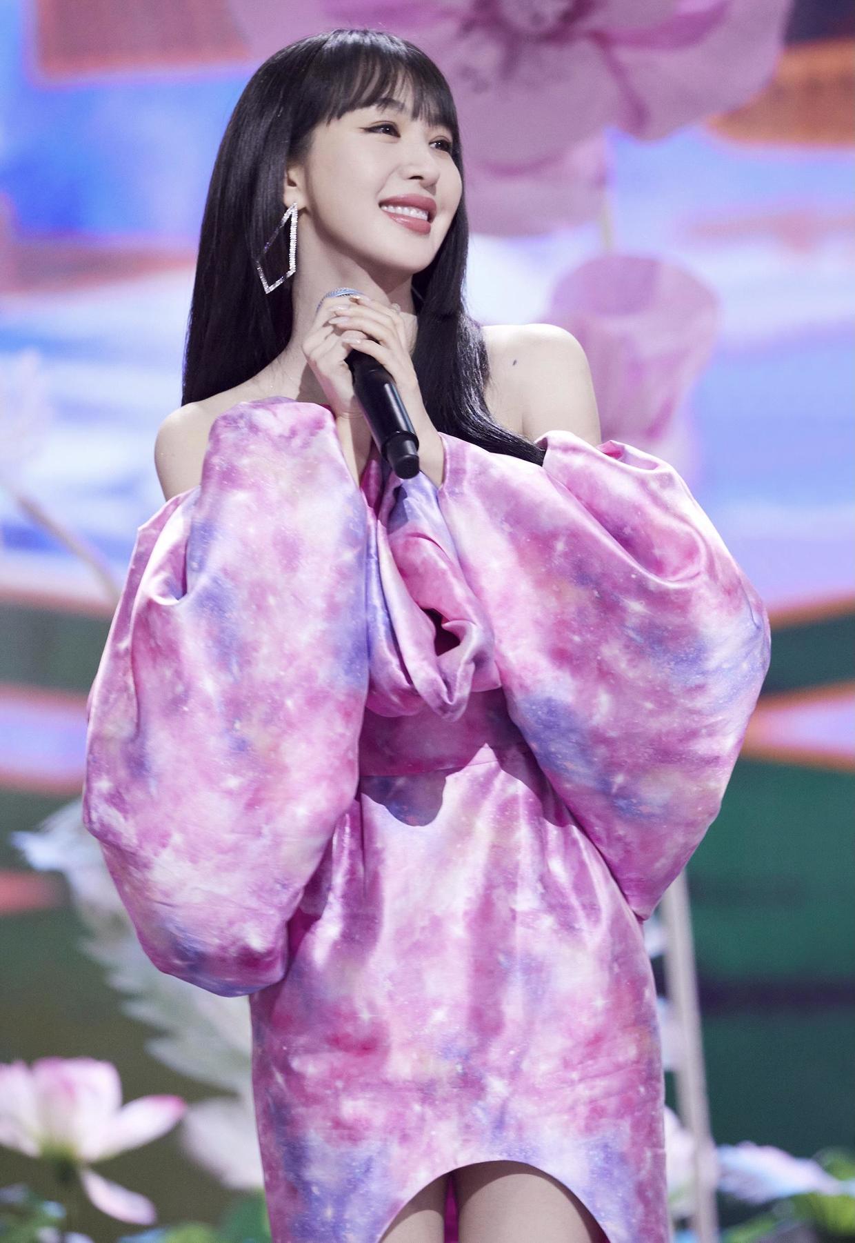 looks 李菲儿气质开挂了！穿薄纱短上衣搭白色半身裙，虽然简约但很精致