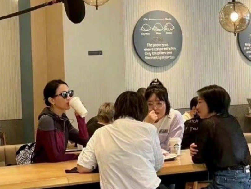 线条美 周迅盘奶奶头出席活动,休闲衫配自行车裤,生图又瘦又美太抗打