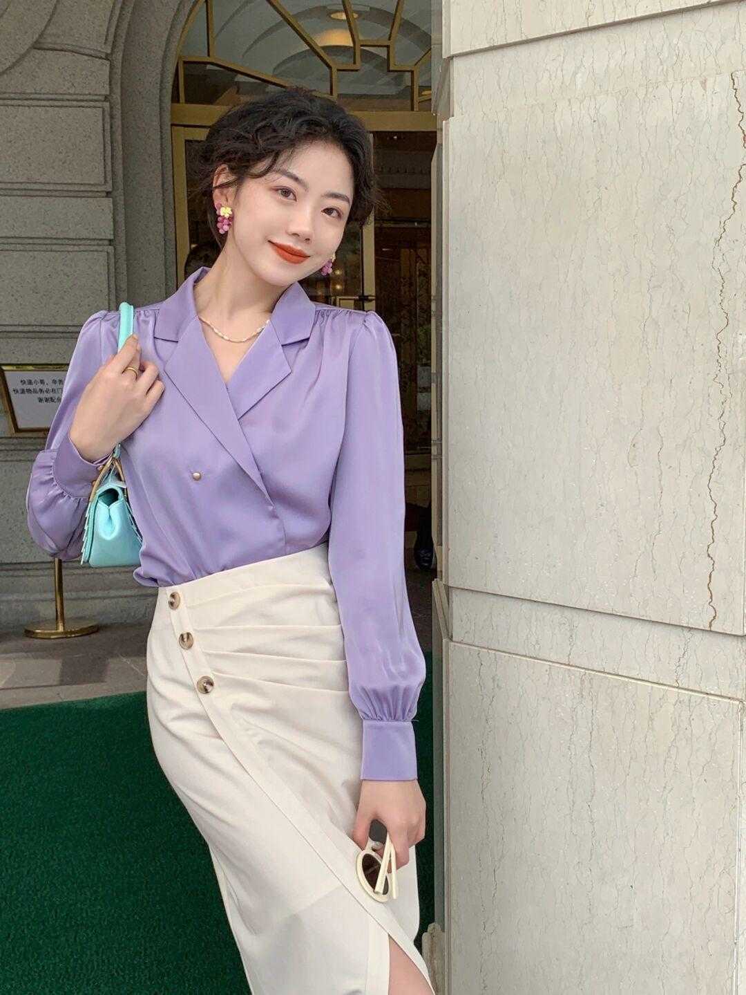 颜色 衬衫怎样搭复古又显气质？紫色衬衫搭配半身裙，时髦精致还温柔