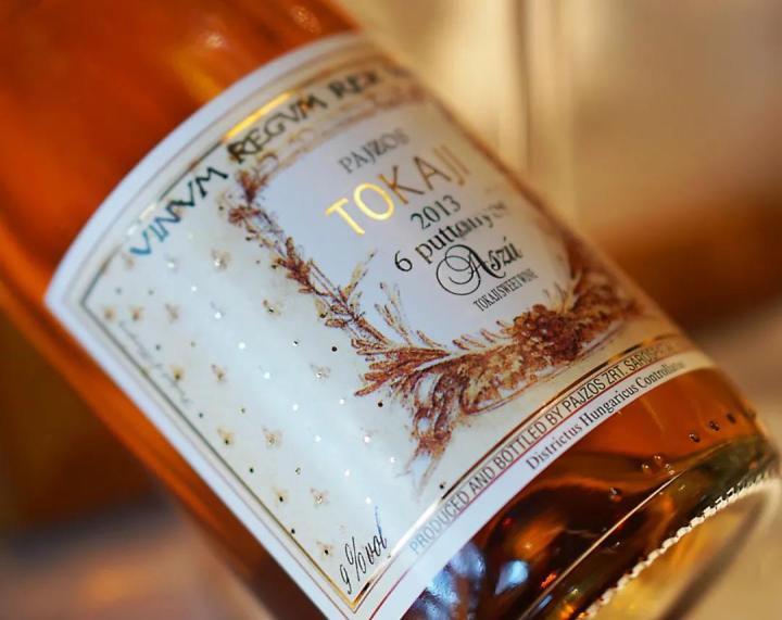 酒色|中喜酒业：葡萄酒的酒色，是品葡萄酒的第一个线索，它能告诉你什么？