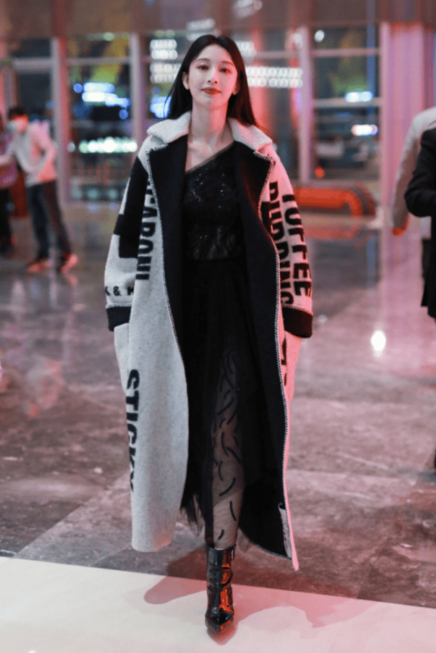 黑色 张俪169cm的身高真没浪费,超长大衣都完美驾驭,一般人都不敢穿