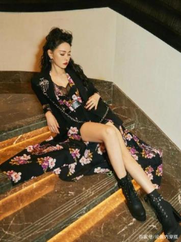 短裙 伊能静扮嫩成功,一套黑西服配小短裙,走在机场如同年轻小姑娘