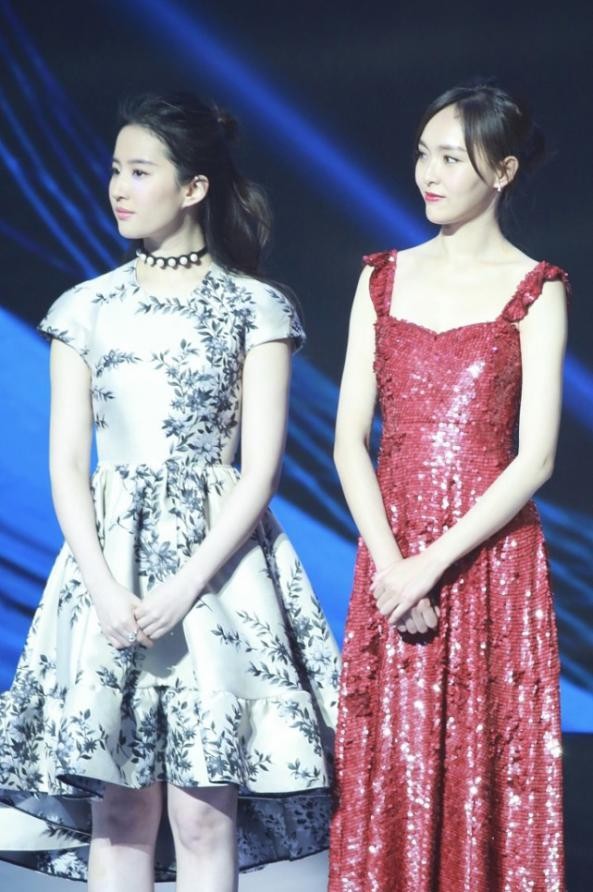 身材 刘亦菲真挺在乎闺蜜唐嫣的，两人牵手走，一个朴素一个似公主