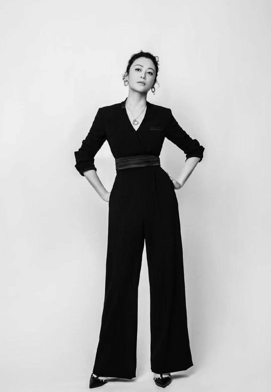 黑色 陈红不愧是“最美貂蝉”，穿黑色连体裤风韵犹存，配绿珠宝好惊艳