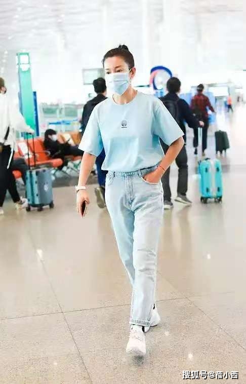身材 李冰冰真会“扮嫩”，穿T恤配牛仔裤走机场，哪像奔五的年纪？