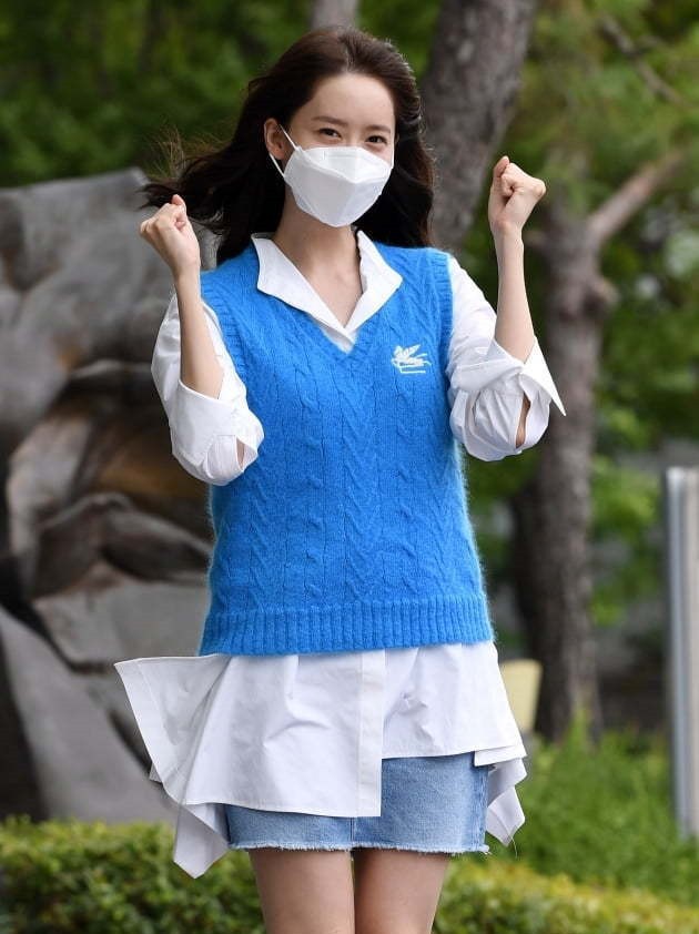 时尚 林允儿引领早秋时尚，针织马甲叠穿不规则衬衫洋气个性，太美