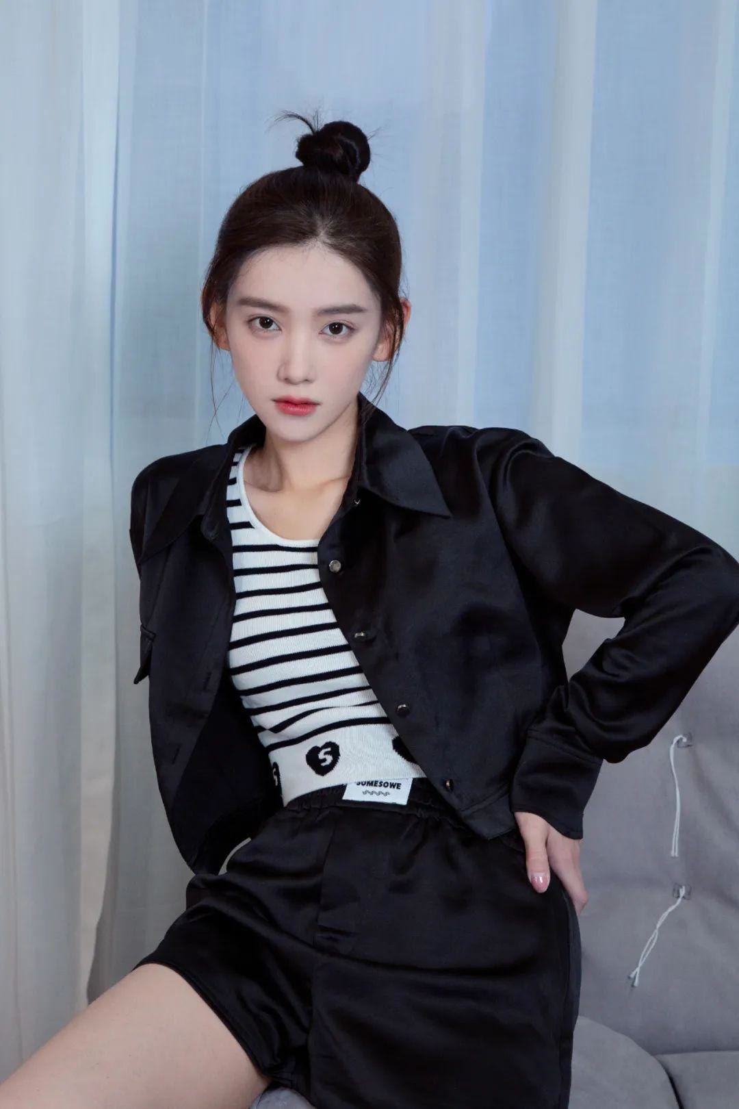 条纹 蹭明星人气从无名小卒变顶流？各种风格游刃有余，当之无愧的大势