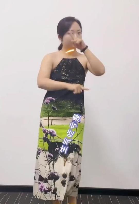 身材 辣目洋子无视微胖身材，穿紧身裙晒自拍照，肉都有点“溢出来”了