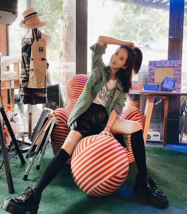 短裙 阔太李念真会打扮，扎半马尾穿短裤好显嫩，配小腿袜女团腿抢镜