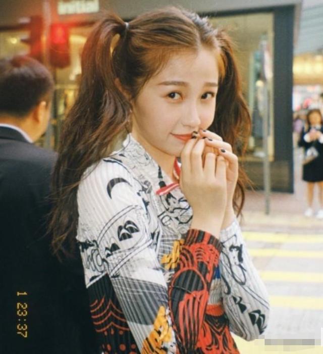 马尾女星双马尾,邱淑贞女儿撞脸邓紫棋,周冬雨''手抓鸡窝''