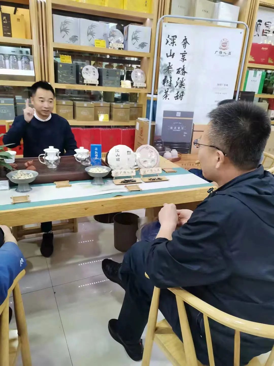 茶会则是一场交流盛宴伴随着每一道茶汤的风味口感与朋友客户侃侃