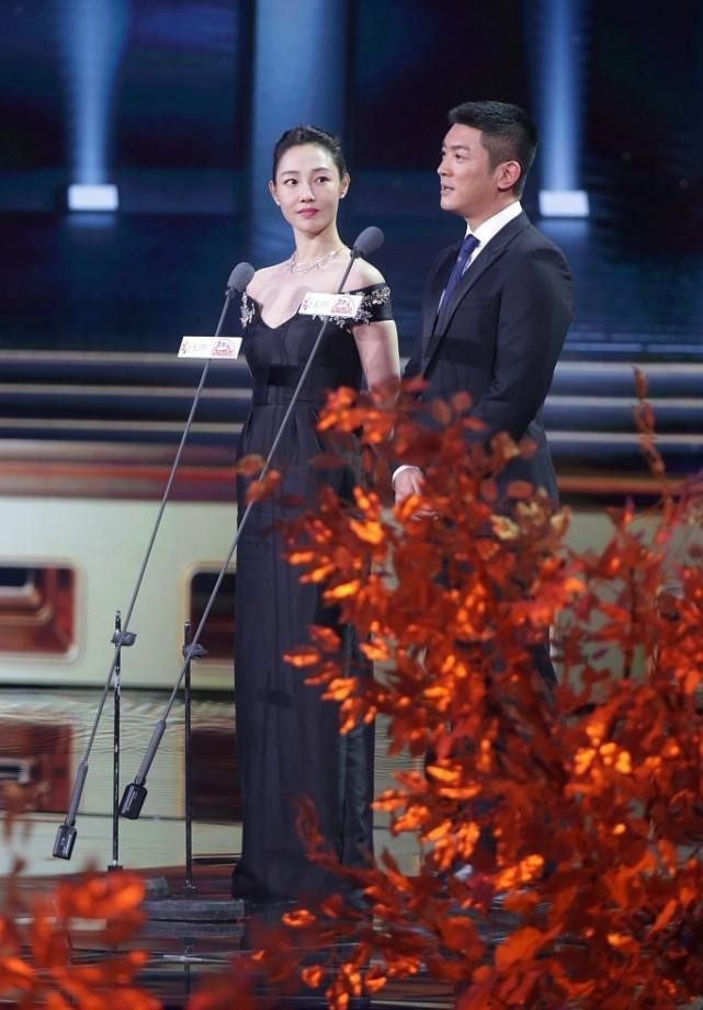 女生 白百何这衣服真容易让人多想，侧身好像挺个肚子，有点显胖了