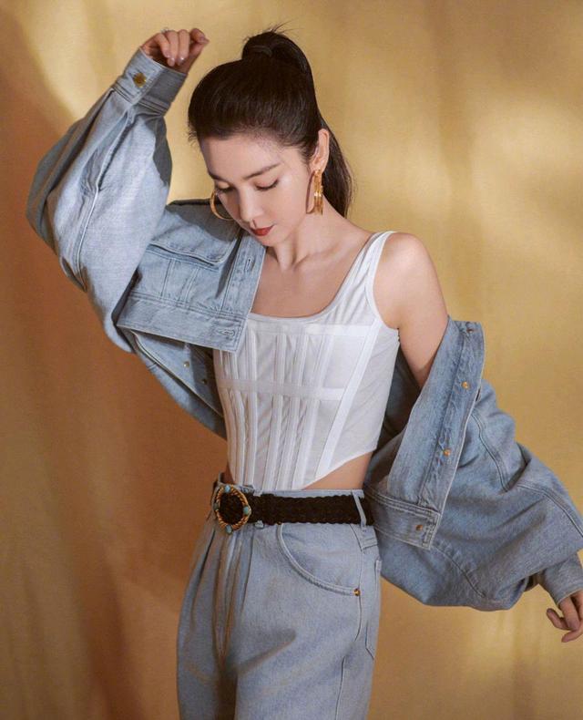 李冰冰 李冰冰48岁容颜不改！穿白色背心配牛仔外套潇洒不羁，个性洋气