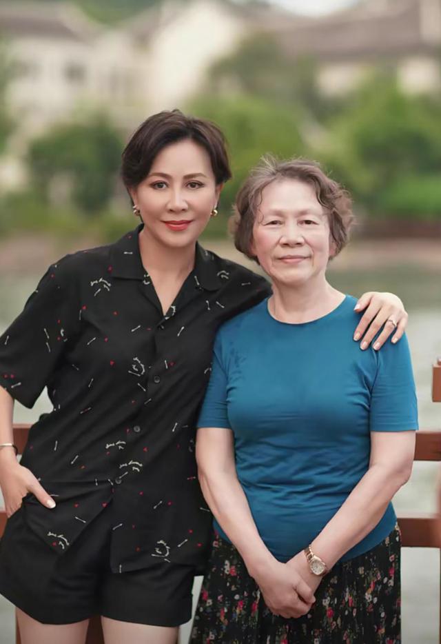 黑色 身材有肉很抢镜，刘嘉玲穿豹纹连体裤、黑色衬衫，气质不输当年
