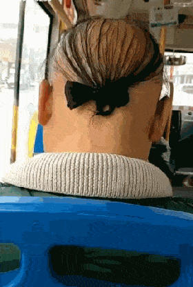 长发搞笑GIF：树：你纵使盘我数十年，最后还不是我送走你