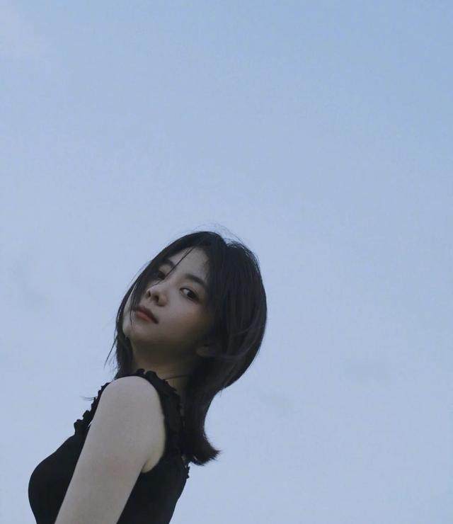 颜色 谭松韵放飞自我，穿吊带裙无视“小短腿”，减龄显嫩气质好