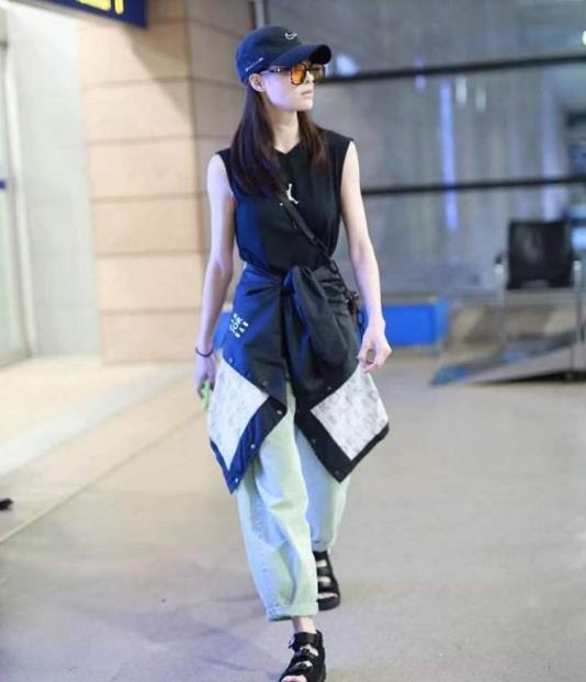 黑色 高圆圆低调打扮依然惊艳,穿白T恤配萝卜裤现身,吸引旁人侧目