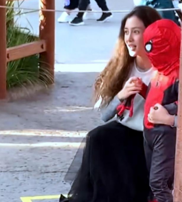 显得杨颖录综艺被拍，站人群中普通不起眼，真实身材是假胯宽五五身！