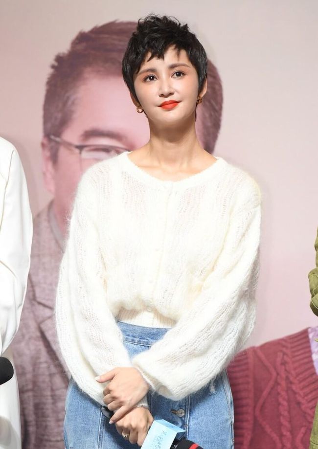 设计 张歆艺穿毛衣减龄，搭配阔腿裤仍能看出好身材，短发气质挺足的