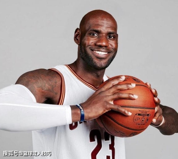 伦纳德当NBA球星变光头，东77伦纳德颜值悬崖式下滑，詹姆斯毫无违和感