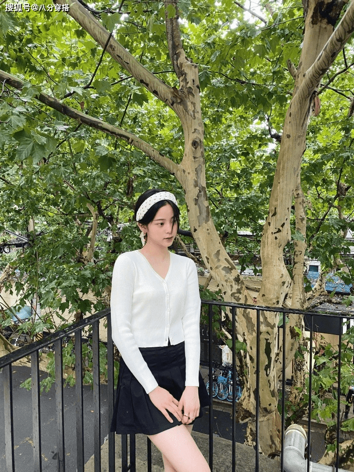 卫衣 欧阳娜娜真会穿，白色针织衫配黑色半身裙，尽显玲珑曲线