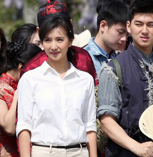 大气 42岁陈好晒师生毕业合照,扎麻花辫好温婉,打扮朴素尽显知性美