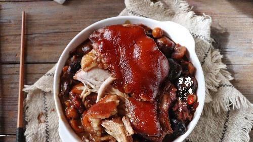 「春节做什么菜吃吉利」当你在春节烹饪这道名菜时，当它摆在桌上时，你一定会抢走它 肉质细嫩，芳香，味道很好 大多数人都不明白