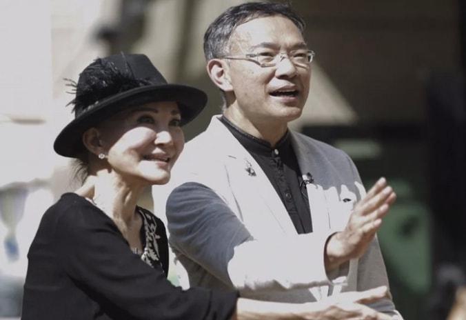 原创77岁白韵琴与小15岁老公秀恩爱当众牵手秀恩爱已携手走过32年