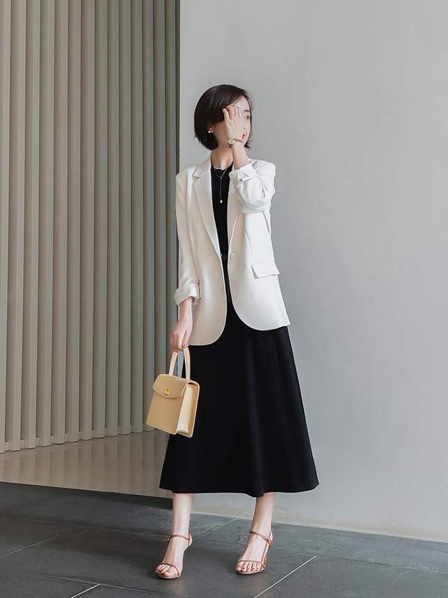 女生 几款适合普通人的西服外套，搭配蓝色衬衫随性有气质，谁穿谁好看