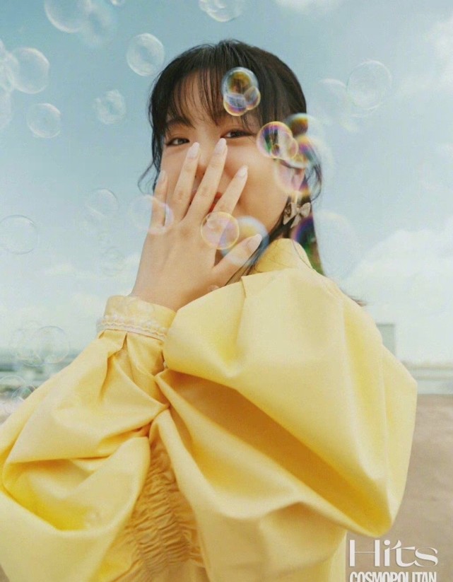 细节 杨倩首封大片曝光！奥运冠军正式亮相时尚圈，穿裙装变时髦上班族 ?