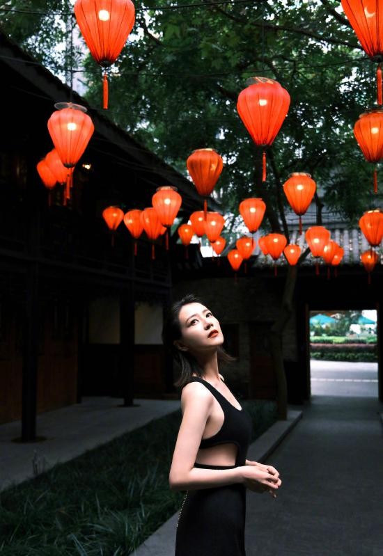 颜色 高圆圆无滤镜抓拍照，虽脸上有了岁月的痕迹，却胜在自然优雅