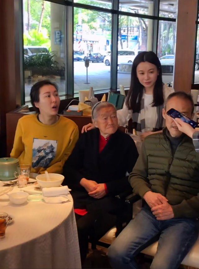 女儿王石娇妻带女儿现身，化浓妆掩饰衰老，偶遇的真人素颜上了年纪！