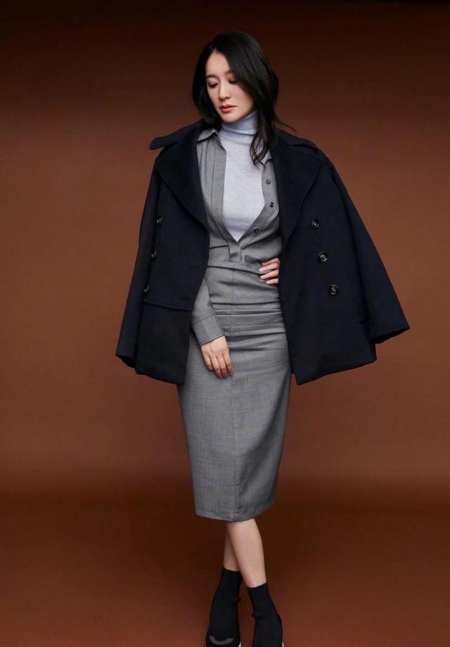 黑色 李小冉的身材真的绝，40+都能穿出A4腰，成熟优雅魅力太加分