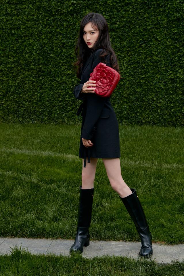 身材 唐嫣生娃后身材更胜从前,黑色西装裙知性干练,小鸟腿塞不满靴子