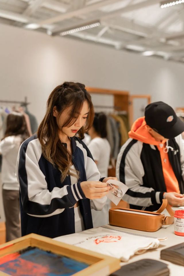 实验性 天猫开抢!Dickies新联名火爆首发现场,全渠道发售计划启动!