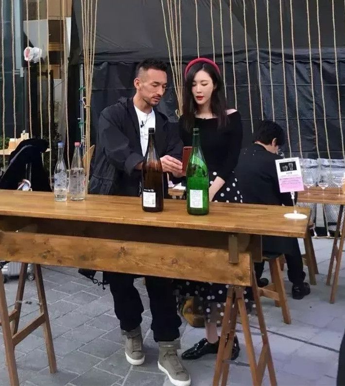 女儿王石娇妻带女儿现身，化浓妆掩饰衰老，偶遇的真人素颜上了年纪！