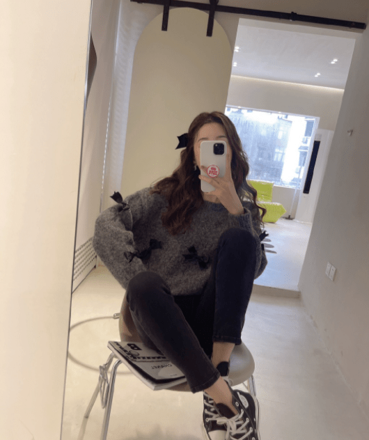 毛衣 张子萱真挺有气质的，穿毛衣显出奶甜气质，当妈不耽误当时尚达人