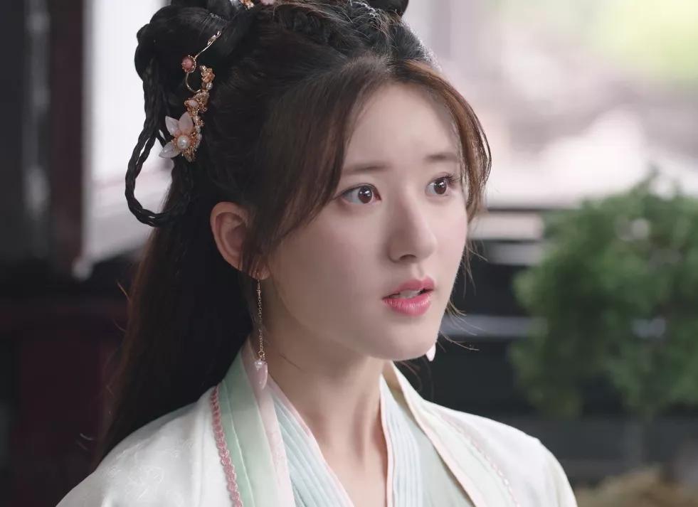 迪丽热巴路人镜头下的女明星：刘诗诗唐嫣法令纹明显，迪丽热巴童瑶身材好