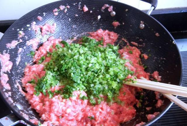 成小|馄饨别煮着吃,教你做成小生煎,好看又好吃,孩子每次一盘不够!