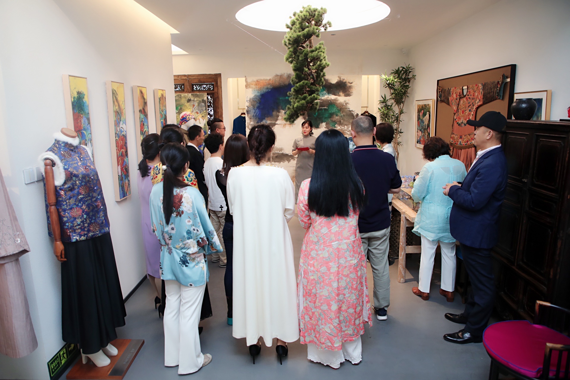 都能 迎国庆溢彩画与新中式服饰艺术展丨遇见美好的自己