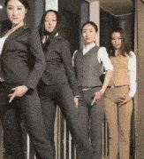 搞笑GIF：美女，我們是來決斗的，你這樣有點不合適吧 搞笑整蠱 第17张