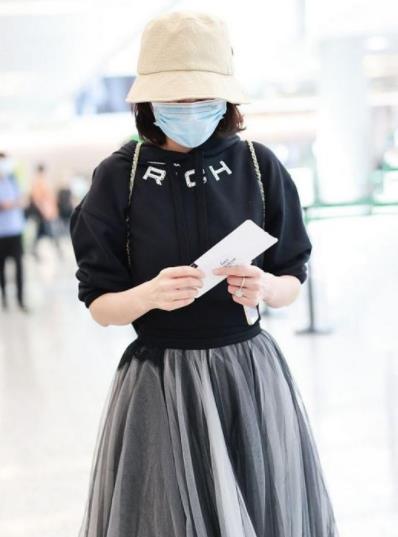 身材 43岁程莉莎穿灰色蓬蓬裙亮相，依旧少女感满满，减龄效果太好了