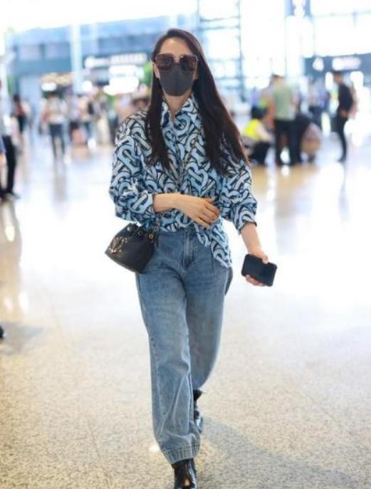 短裙 伊能静跟老公机场甜蜜牵手，穿蝴蝶衬衫配短裙，看着比秦昊还年轻