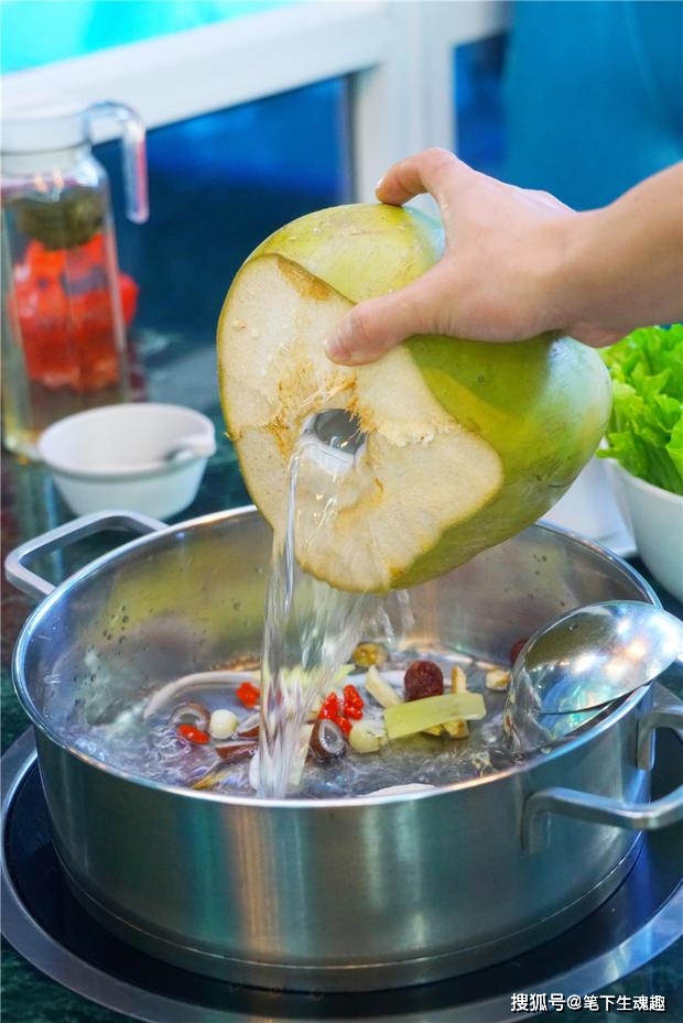 冬天来三亚旅游,推荐三亚湾必吃的椰子鸡火锅,三个椰子一锅汤_锅底