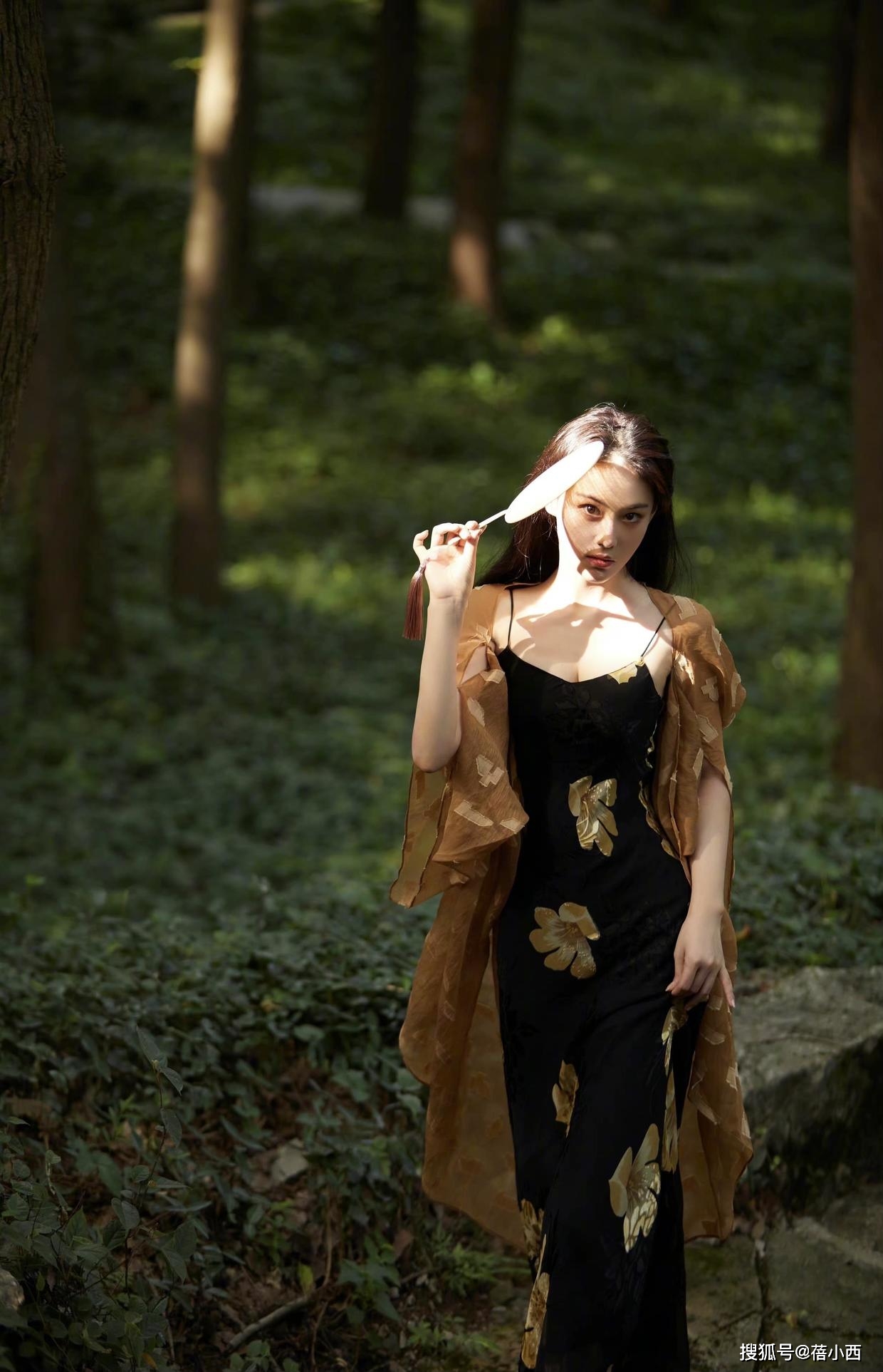 出圈 张馨予又美出圈了，穿黑色吊带配橘色开衫，美成“人间富贵花”