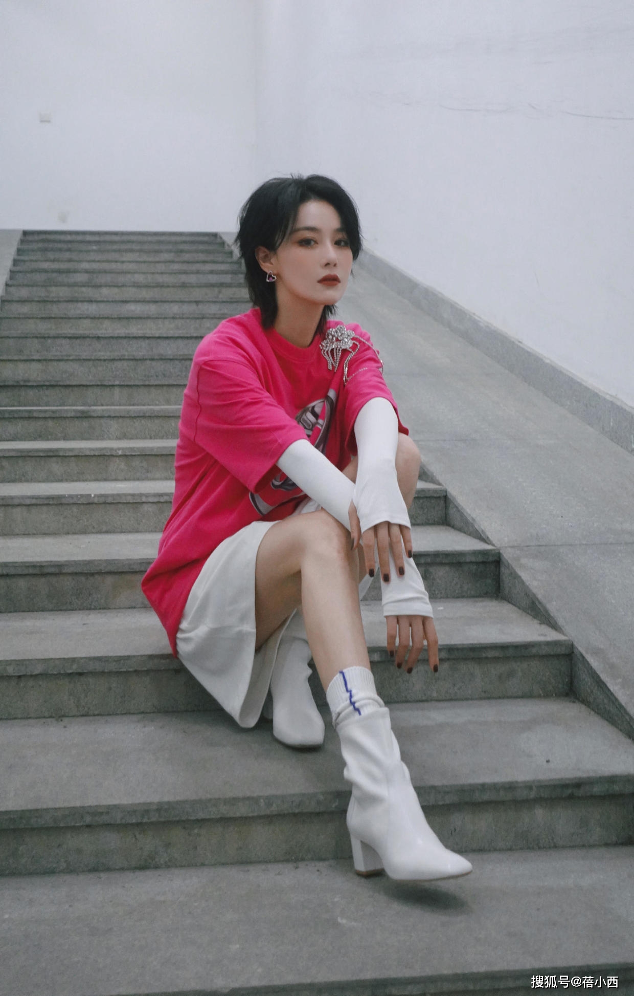 出圈 张馨予又美出圈了，穿黑色吊带配橘色开衫，美成“人间富贵花”