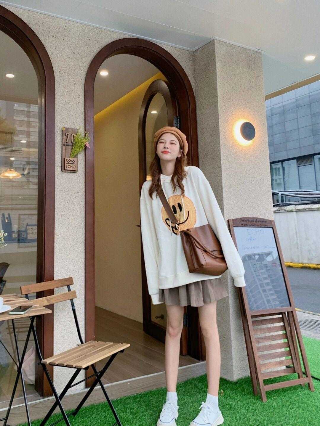 袜子 卫衣别总搭配牛仔裤，今年流行这几种穿搭方式，时髦高级不挑人