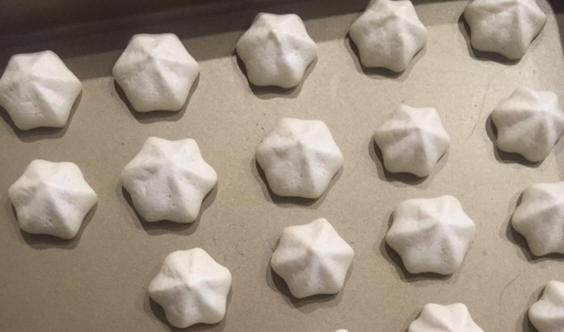 做法|2个蛋清,1盒酸奶,教你做好吃的零食,咬一口嘎嘣脆,入口即化