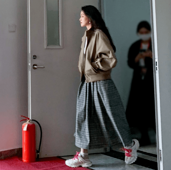 新人两大影后同框录制，45岁舒淇生图似少女，61岁惠英红皮肤光滑