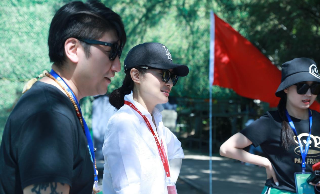 细节 周涛视察国家体育馆，穿西装戴墨镜表情严肃，好霸气的“女干部”